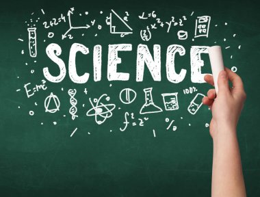 Olgun bilim adamı gemide çizim yapıyor.