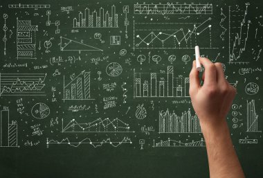 Bir iş adamı tahtaya veri çiziyor