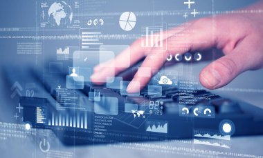 Yüksek teknoloji simgeleriyle elle basılan klavye tuşları