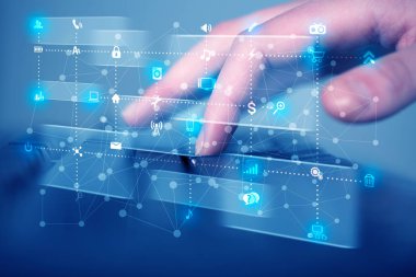 Yüksek teknoloji ortam simgeleriyle elele basılı klavye