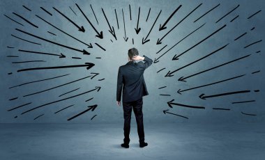 Ayakta duran erkek bir hata yaptı.