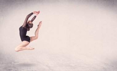 Modern balerin boş arka planla sanat atlayışı yapıyor.