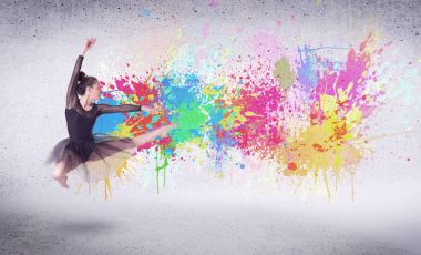 Renkli boyalarla zıplayan modern sokak dansçısı.