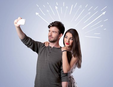 Oklarla selfie çeken sevimli bir çift.