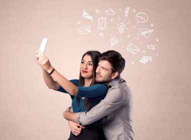 Düşünceleriyle selfie çeken çift.