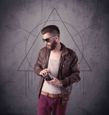 Sıradan komik erkek cep telefonu kullanıyor.