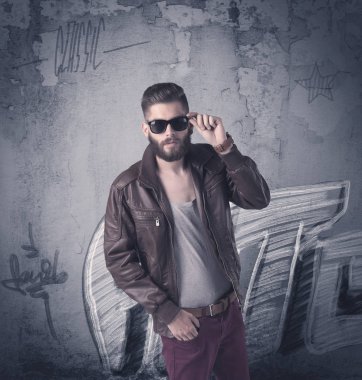 Graffiti duvarında duran manken.