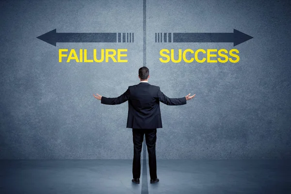 Homme d'affaires debout devant le succès et l'échec flèche conce — Photo