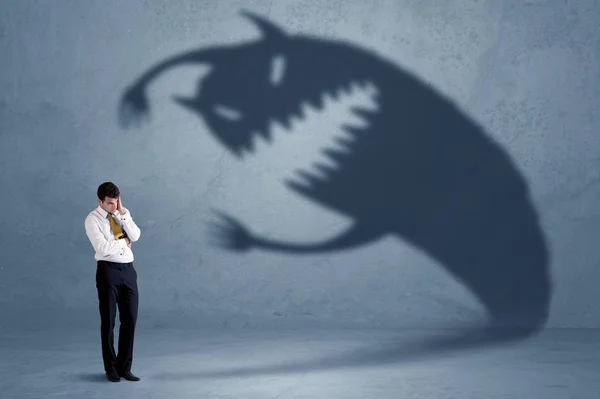 Homem de negócios com medo de seu próprio conceito de monstro sombra — Fotografia de Stock