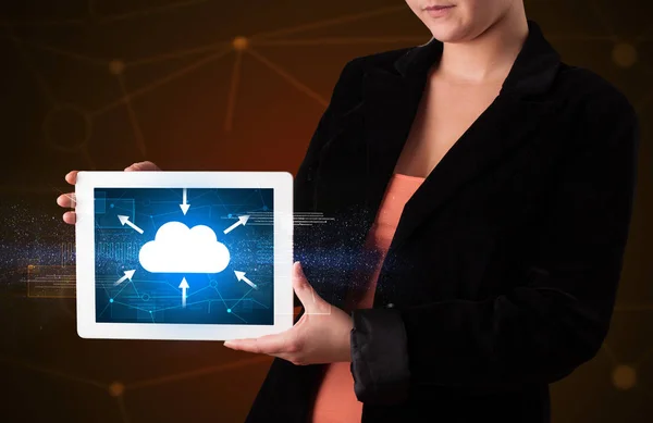 Mujer sosteniendo tableta con icono de nube — Foto de Stock