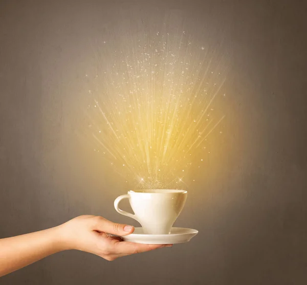 Tazza di caffè con mano femminile — Foto Stock