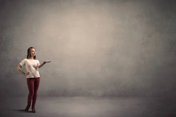 Woman standing  in front of a blank wall — Stock Photo, Image