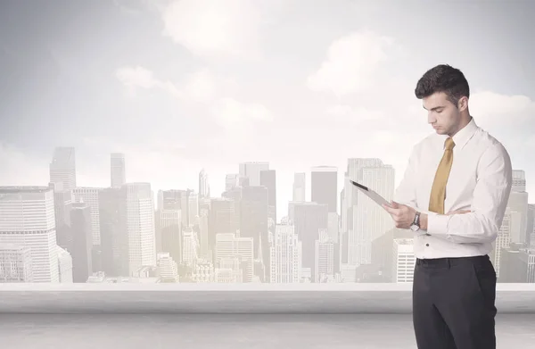 Sales person talking in front of city scape — Stock Photo, Image