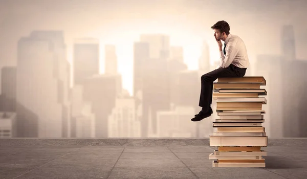 Man zit op de boeken in de stad — Stockfoto