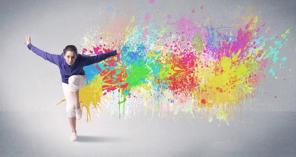 Junge bunte Straßentänzerin mit Farbspritzer — Stockfoto