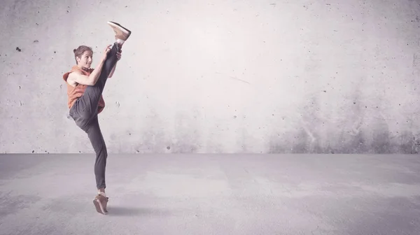 Söt urban dansare med tom bakgrund — Stockfoto
