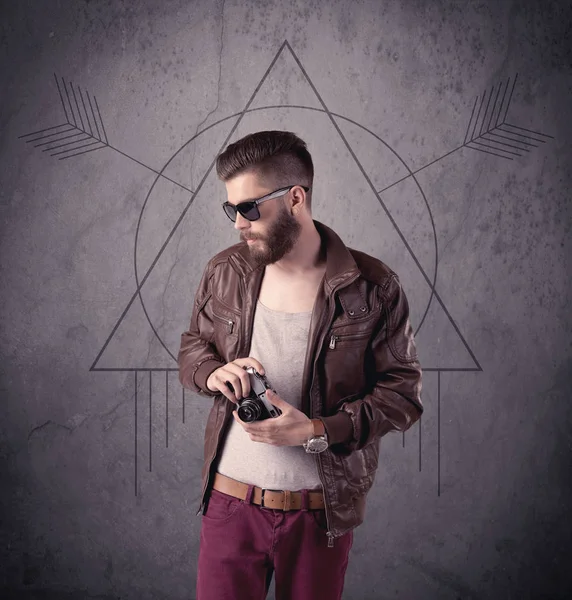 Sıradan komik erkek cep telefonu kullanıyor.