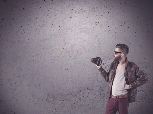 Hipster jongen met vintage camera en baard — Stockfoto