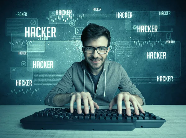 Hacker met toetsenbord en bril — Stockfoto