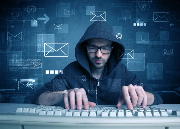 Intruso hacking conceito de senhas de e-mail — Fotografia de Stock