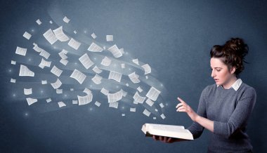 Genç Bayan holding kitap 