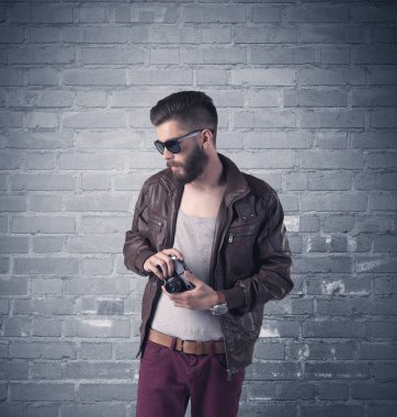 Tuğla şehir duvarının önünde manken.