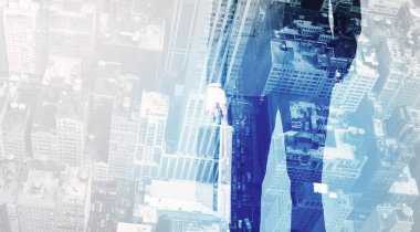 Arka planda şehir manzarası olan bir iş adamı