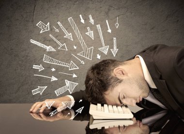 Oklar üzgün ofis çalışanlarını gösteriyor.