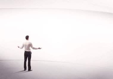 Çantası yerinde duran bir iş adamı.