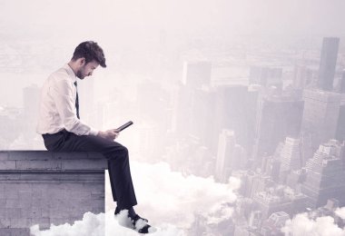 Satış elemanı şehrin sınırında oturuyor.