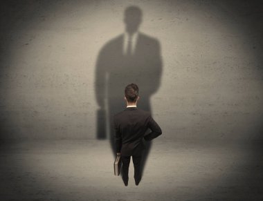 İş adamı büyük gölge kavramına bakıyor