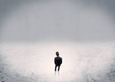 Kentsel boş alanda duran iş adamı