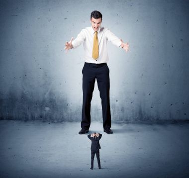 Öfkeli büyük iş adamı küçük adama lokma atıyor.