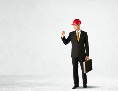 Boşlukta çizim yapan genç mimar