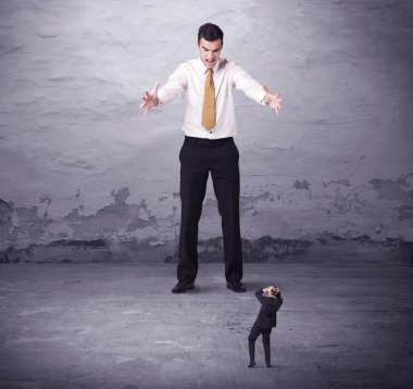 Kızgın büyük müdür küçük iş adamına bakıyor.