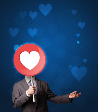 Kalp işareti tutan işadamı 