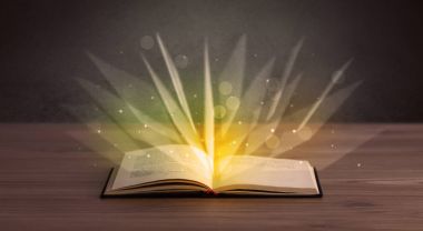 Kitap üzerinde sarı ışık 
