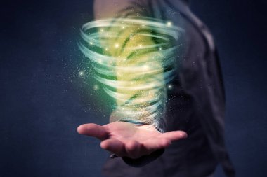 Kadın holding yeşil kasırga