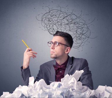 İşadamı buruşuk kağıt üzerinde