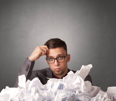 İşadamı buruşuk kağıt arkasında