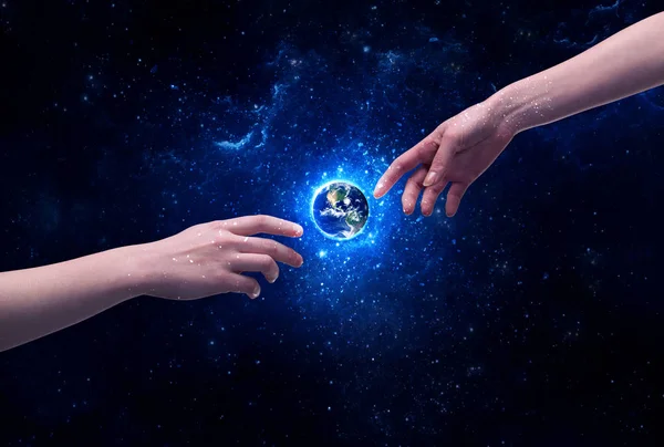 Eller uzayda Dünya 'ya dokunuyor