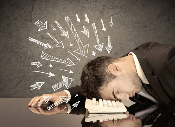 Oklar üzgün ofis çalışanlarını gösteriyor.