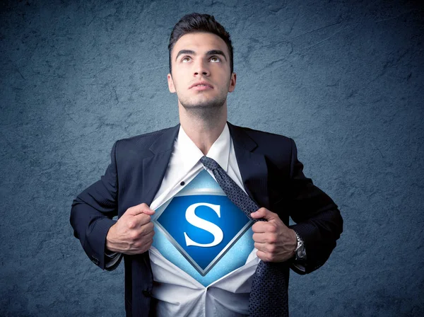 Бізнесмен знімає сорочку зі знаком супергероя — стокове фото