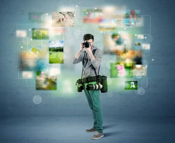 Fotograaf met beelden uit het verleden — Stockfoto