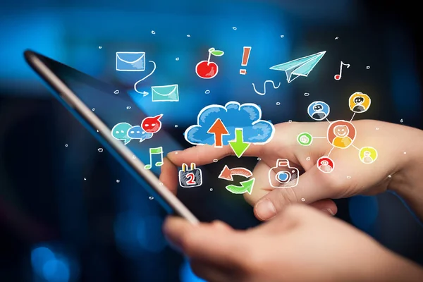 Dedos tocando tablet com ícones sociais — Fotografia de Stock