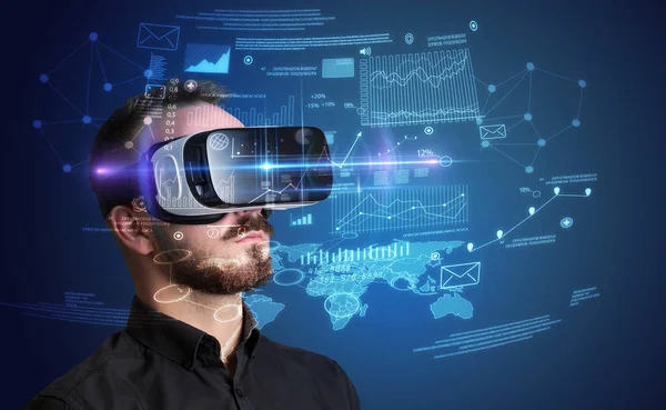 Hombre de negocios con gafas de realidad virtual — Foto de Stock