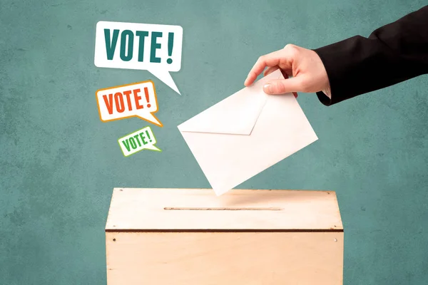 मतदान बॉक्समध्ये मतदान स्लिप ठेवणे — स्टॉक फोटो, इमेज