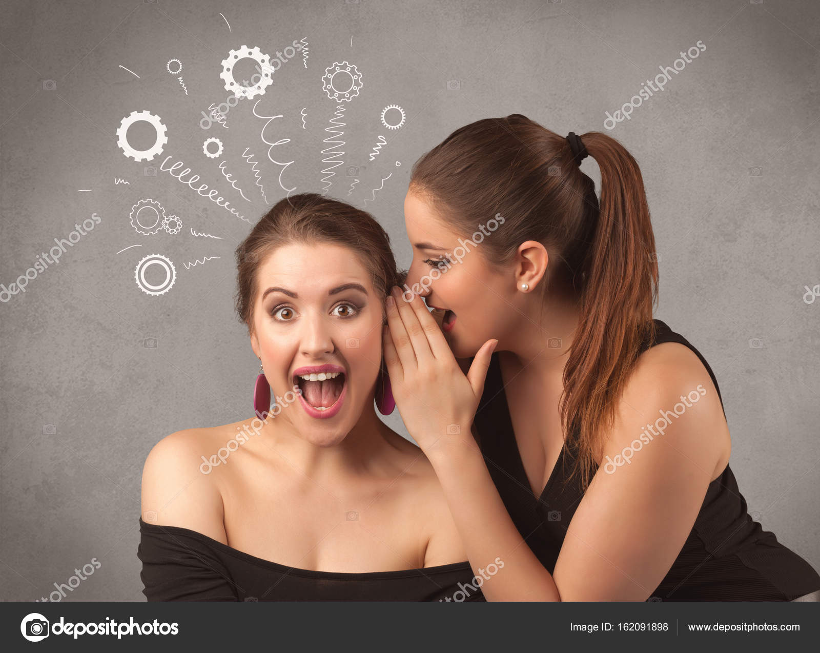 Разговор двух женщин. Девушки подружки. Две девушки беседуют. Две женщины задумались. Подружке шепчет на ухо.