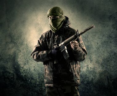 Eski adam Maskeli silahlı askerlerle portresi