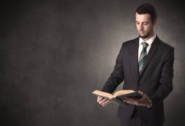 Elinde kitap tutan bir işadamı.